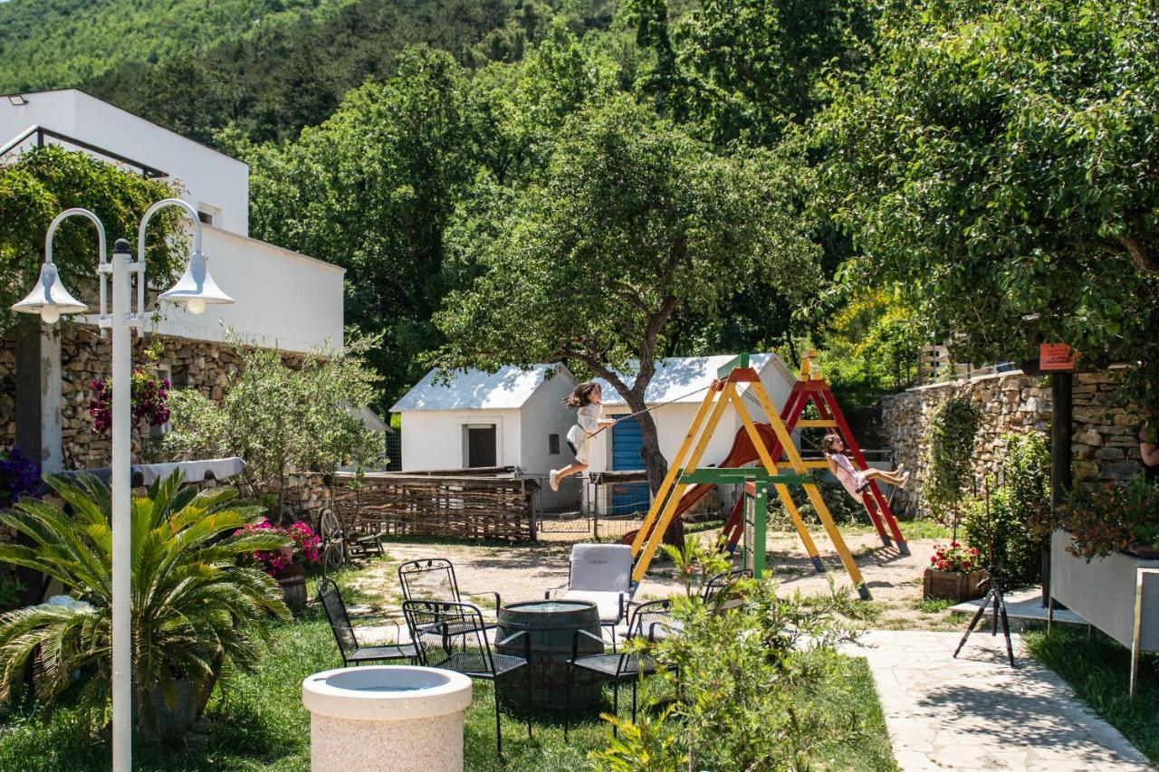 Village Property Trusa Tugare ภายนอก รูปภาพ