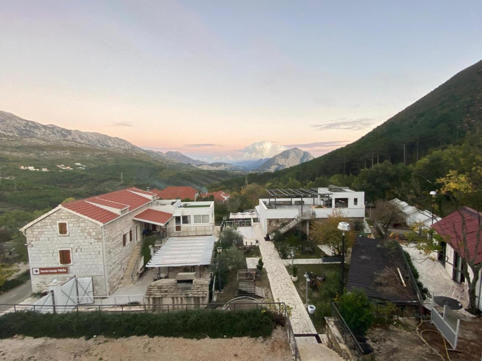 Village Property Trusa Tugare ภายนอก รูปภาพ